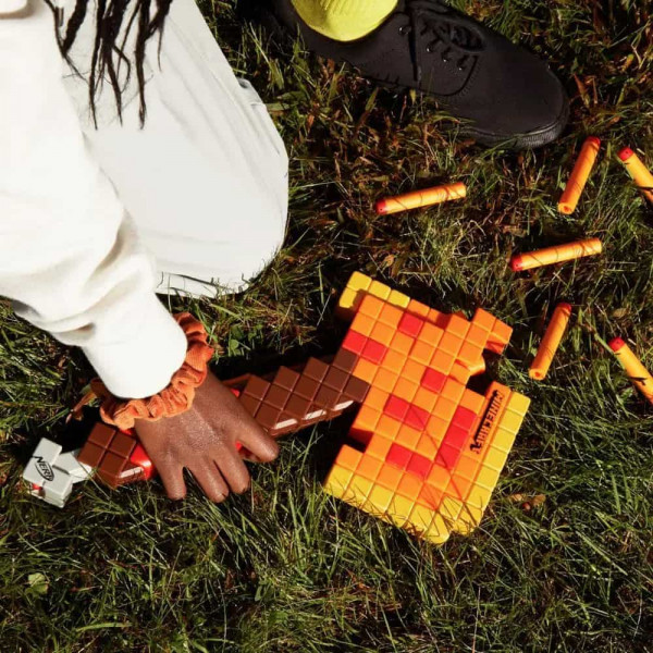 Фото - Бластер многозарядный Hasbro топор Nerf Firebrand серии Майнкрафт (F8953)