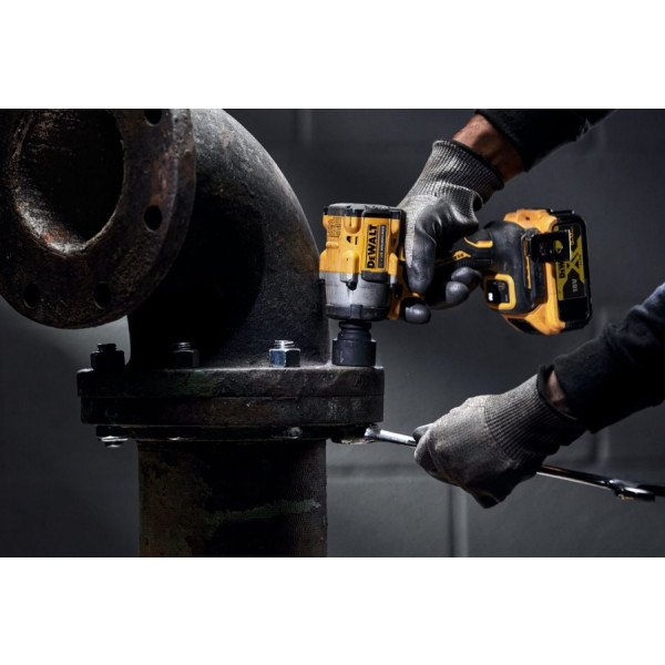 Фото - Гайковерт аккумуляторный DeWALT DCF921P2T