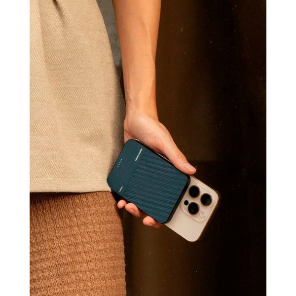 Фото - Батарея мобильная Native Union Classic Magnetic Qi2 5 000mAh Navy (PB-5KMS-NAV-Q2)