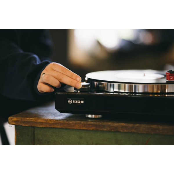 Фото - Виниловый проигрыватель REKKORD AUDIO M 600 (Quintet Red) - HIGH GLOSS BLACK