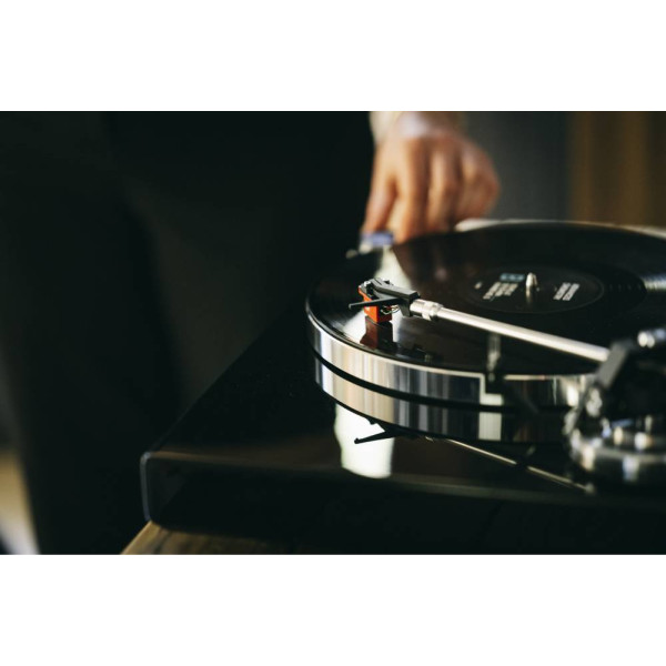 Фото - Виниловый проигрыватель REKKORD AUDIO M 600 (Quintet Red) - HIGH GLOSS BLACK