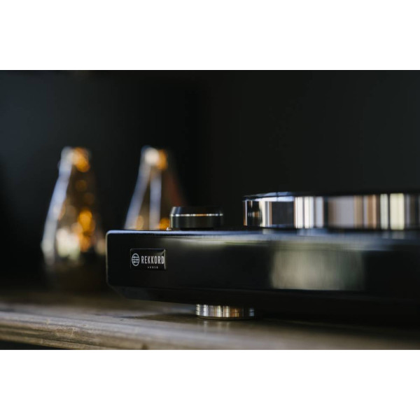 Фото - Виниловый проигрыватель REKKORD AUDIO M 600 (Quintet Red) - HIGH GLOSS BLACK