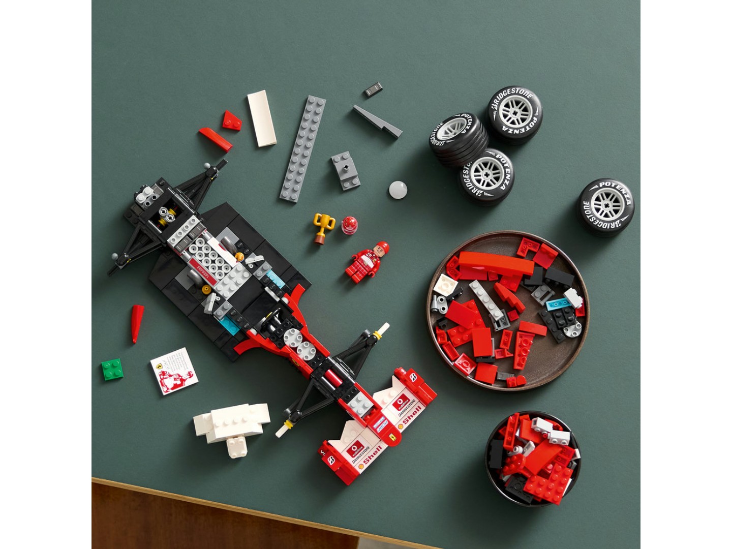 Конструктор LEGO Icons Ferrari F2004 та Michael Schumacher (11375) — фото 10
