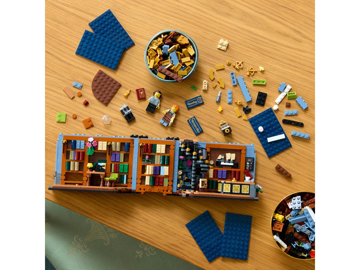 Конструктор LEGO Icons Книгарня: книжковий куточок (11379) — фото 10