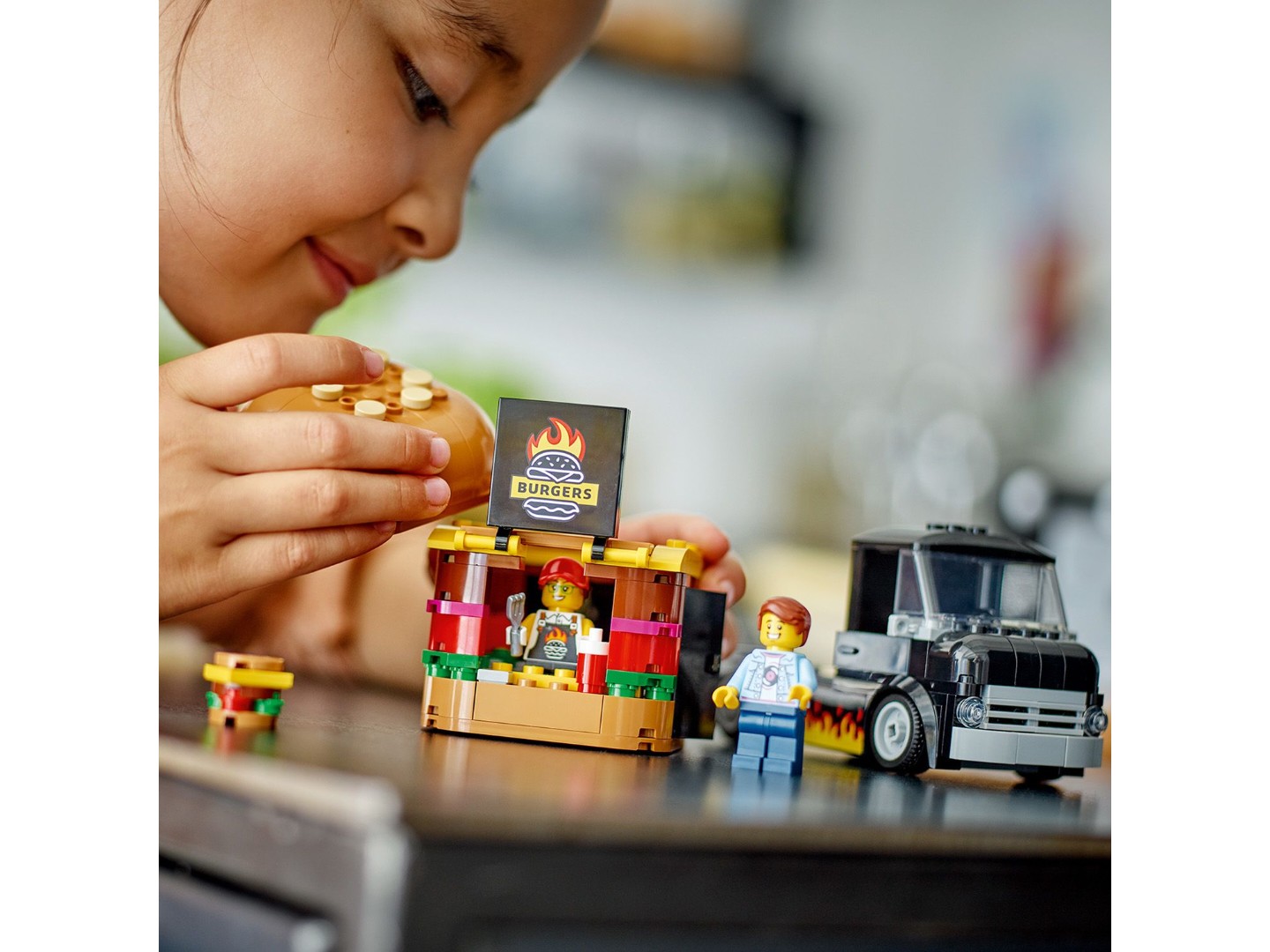 Конструктор LEGO City Вантажівка з гамбургерами (60404) — фото 2
