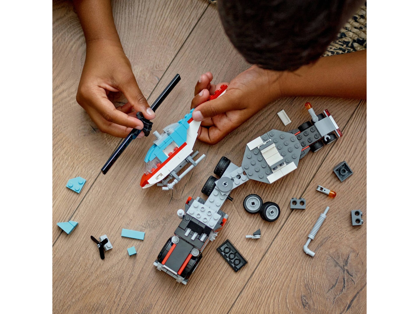 Конструктор LEGO Creator Бортова вантажівка з гелікоптером (31146) — фото 3