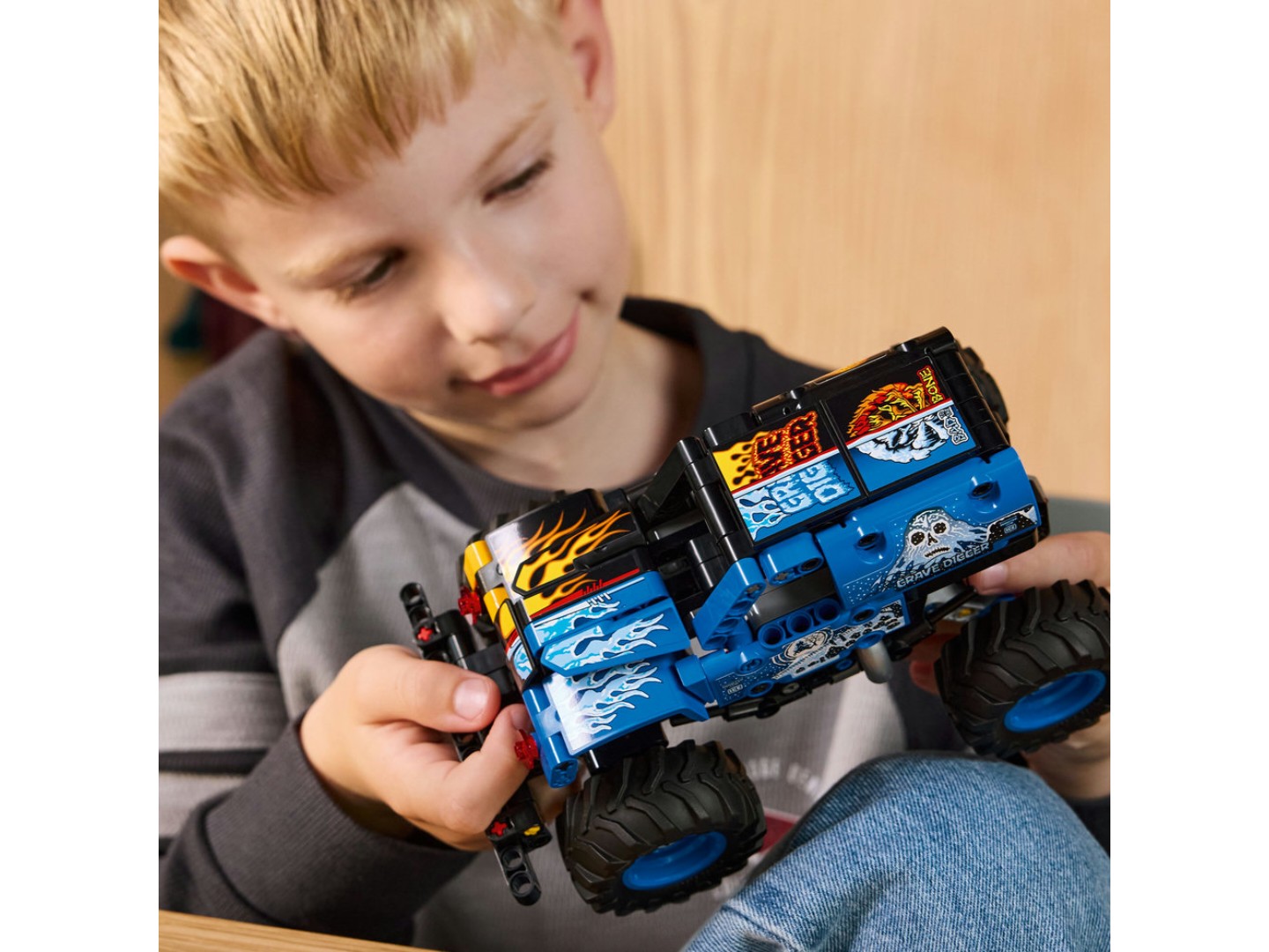 Конструктор LEGO Technic Monster Jam™ Grave Digger™ Вогонь і лід (42219) — фото 7