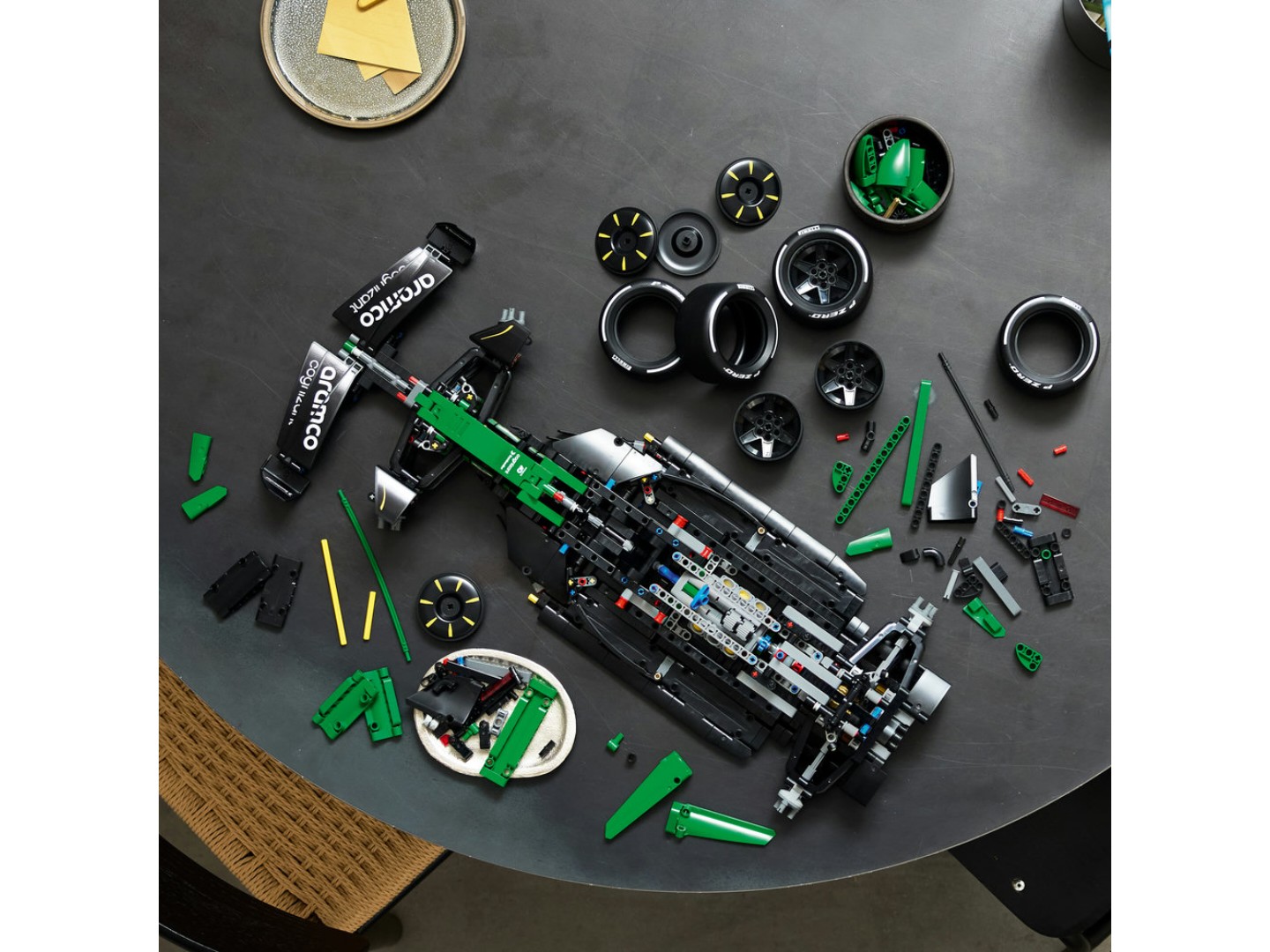Конструктор LEGO Technic Автомобіль «Формули-1» Aston Martin Aramco AMR25 (42240) — фото 10