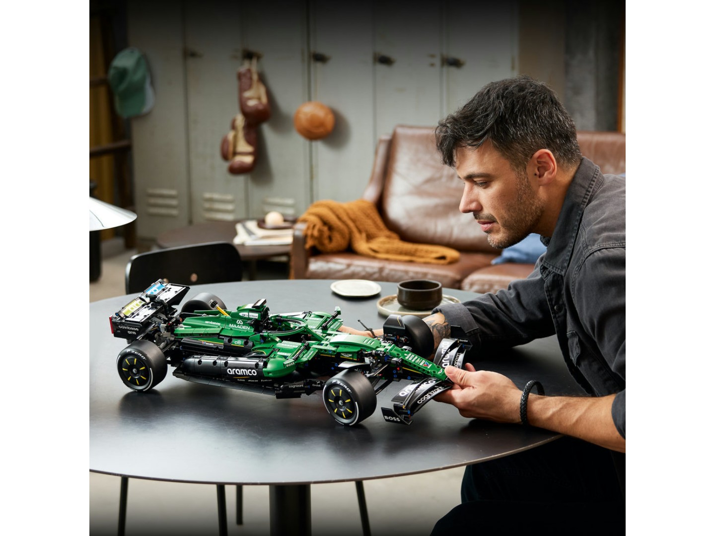 Конструктор LEGO Technic Автомобіль «Формули-1» Aston Martin Aramco AMR25 (42240) — фото 5