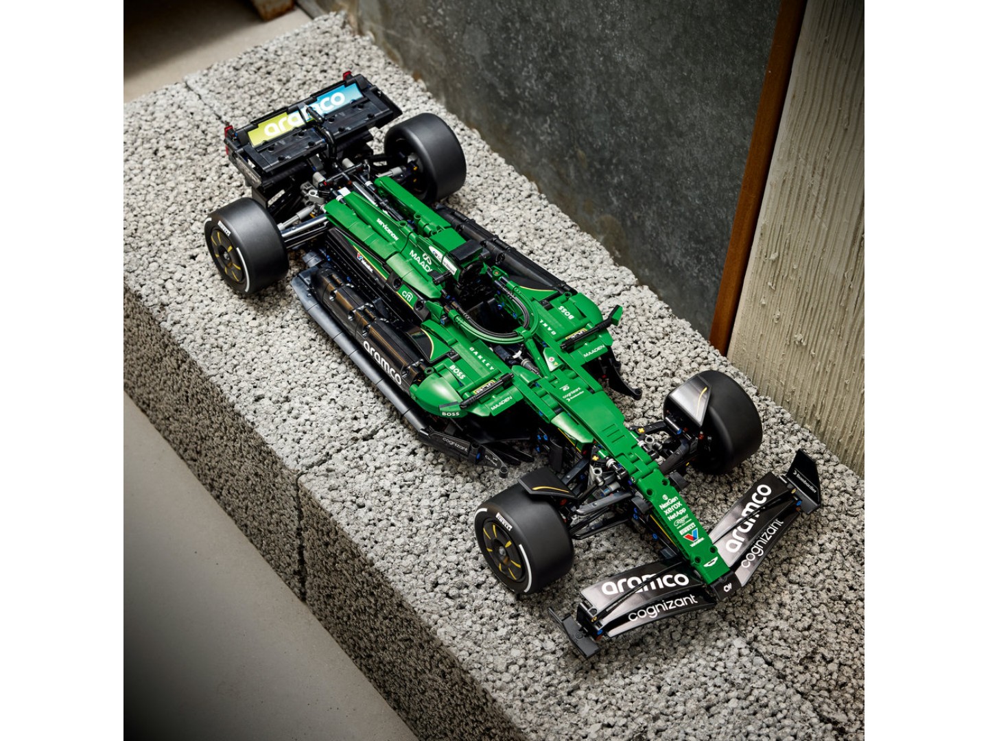 Конструктор LEGO Technic Автомобіль «Формули-1» Aston Martin Aramco AMR25 (42240) — фото 8