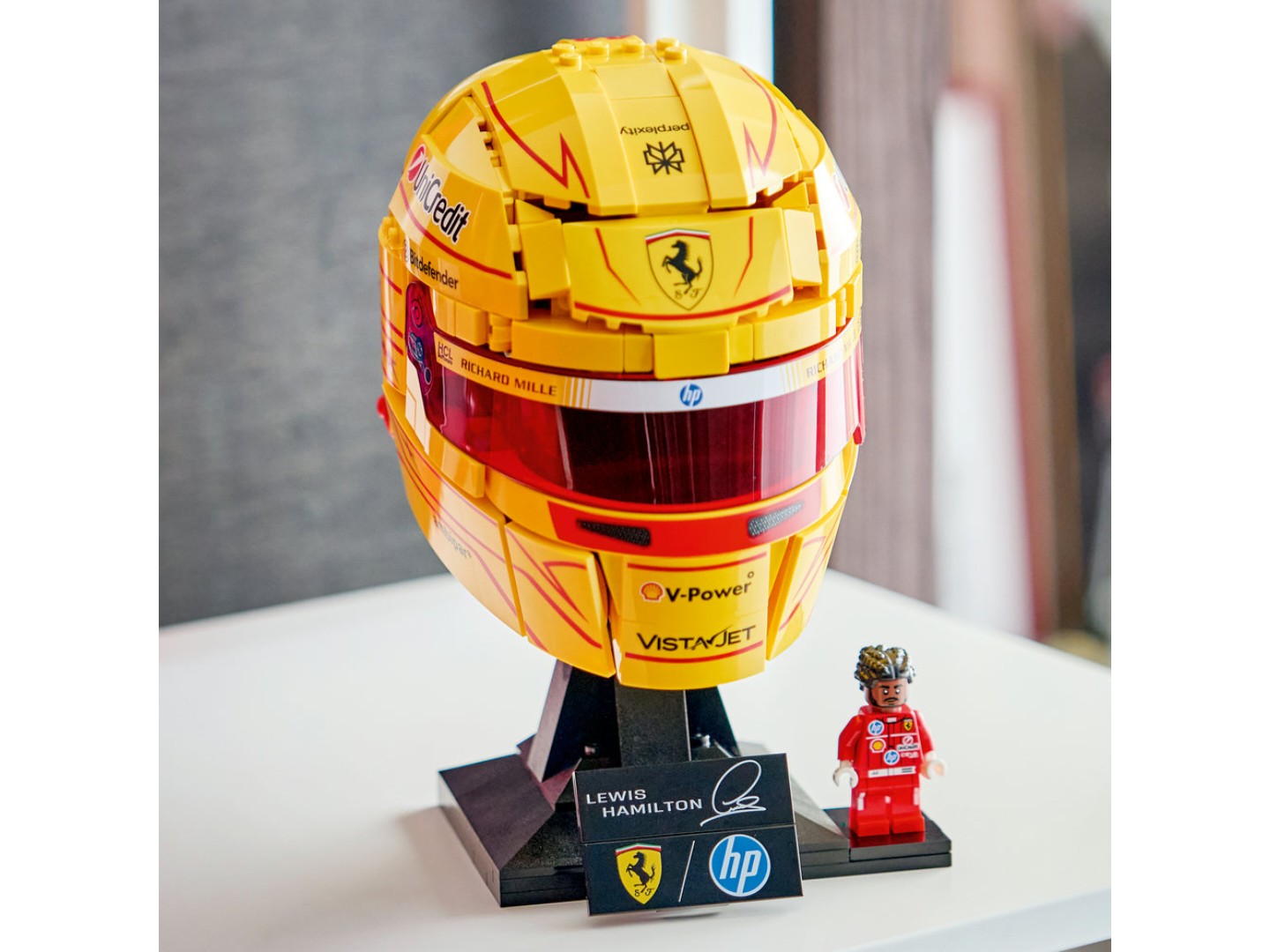 Конструктор LEGO Editions Formula 1 Шолом Льюїса Гамільтона з команди Scuderia Ferrari HP (43022) — фото 5