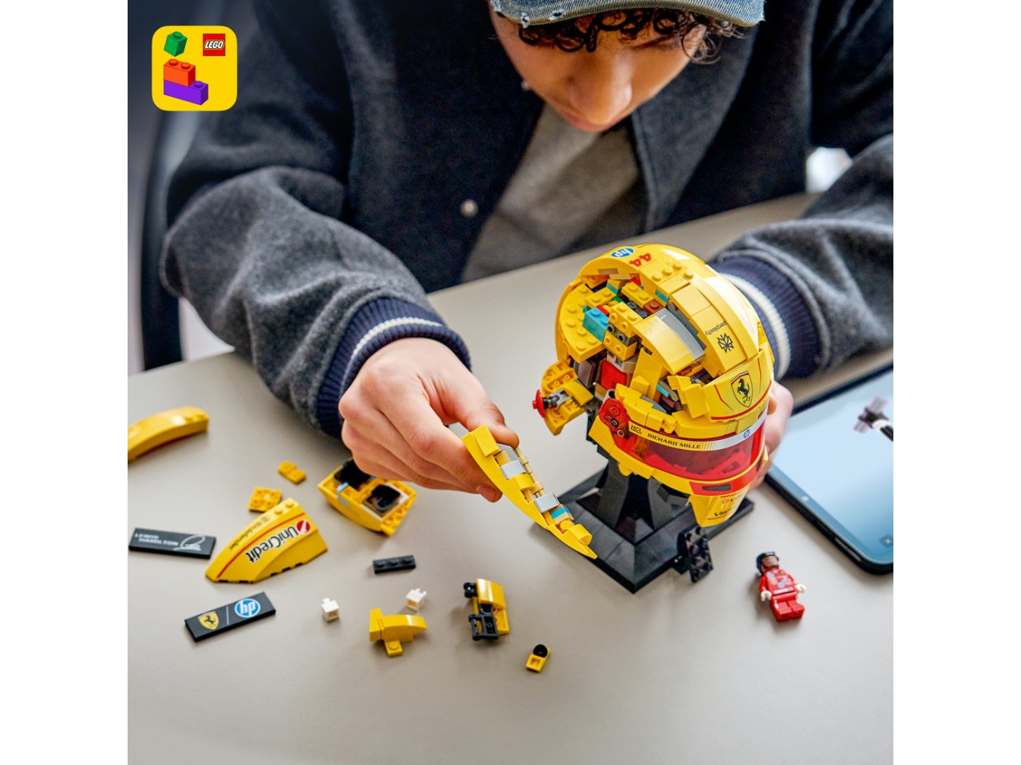 Конструктор LEGO Editions Formula 1 Шолом Льюїса Гамільтона з команди Scuderia Ferrari HP (43022) — фото 8