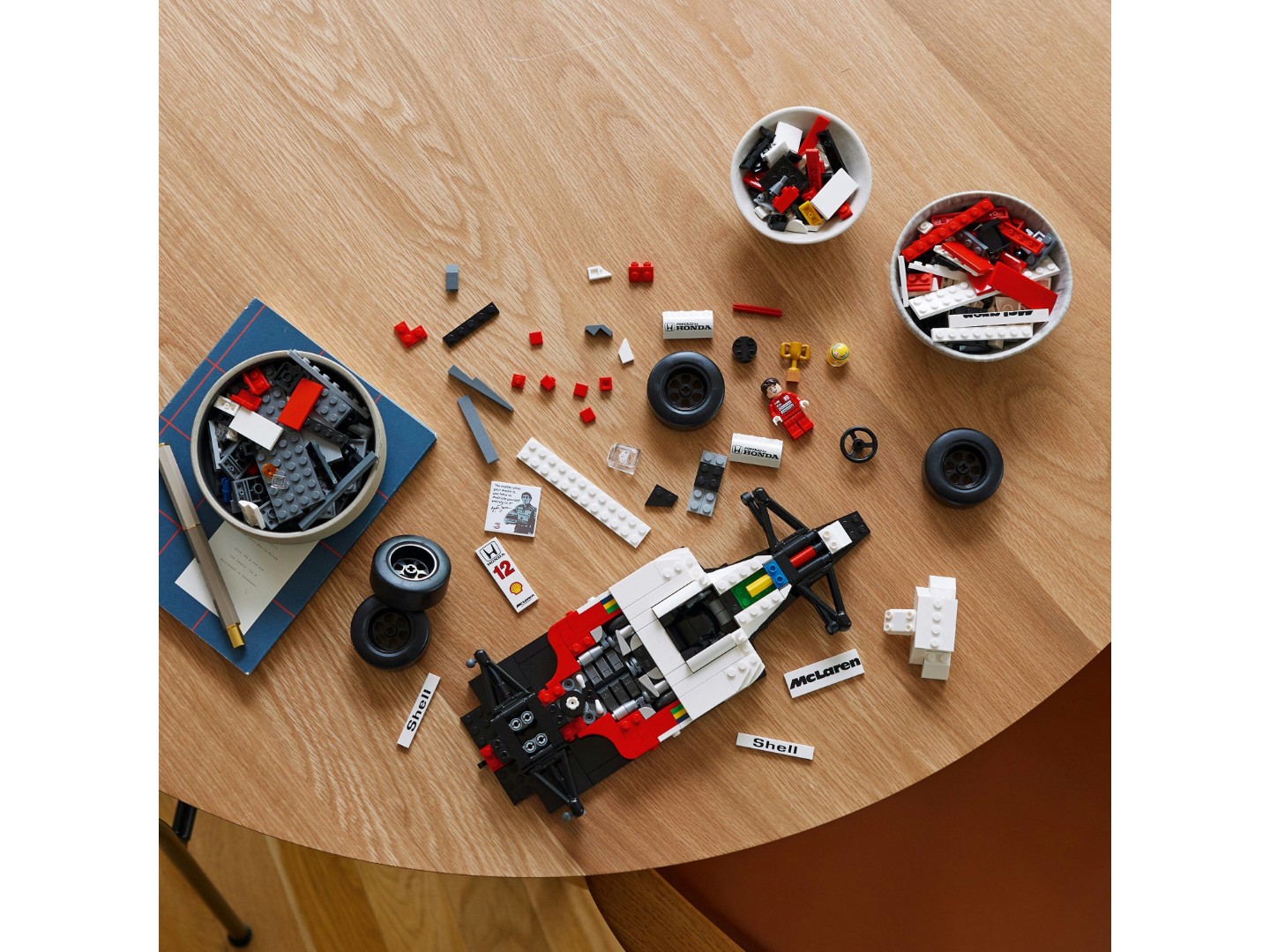 Конструктор LEGO ICONS McLaren MP4/4 і Айртон Сенна (10330) — фото 3