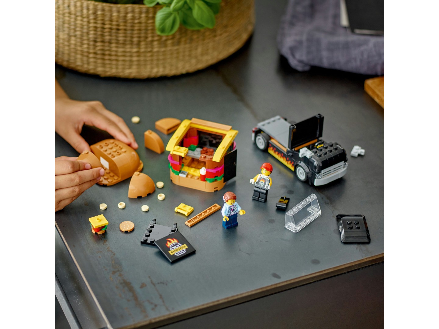 Конструктор LEGO City Вантажівка з гамбургерами (60404) — фото 4