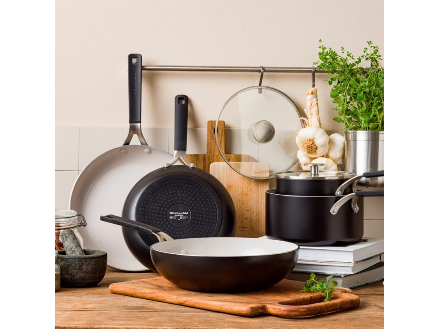 Сковорода універсальна KitchenAid АС, 28 см матовий чорний (CC009720-001) — фото 5