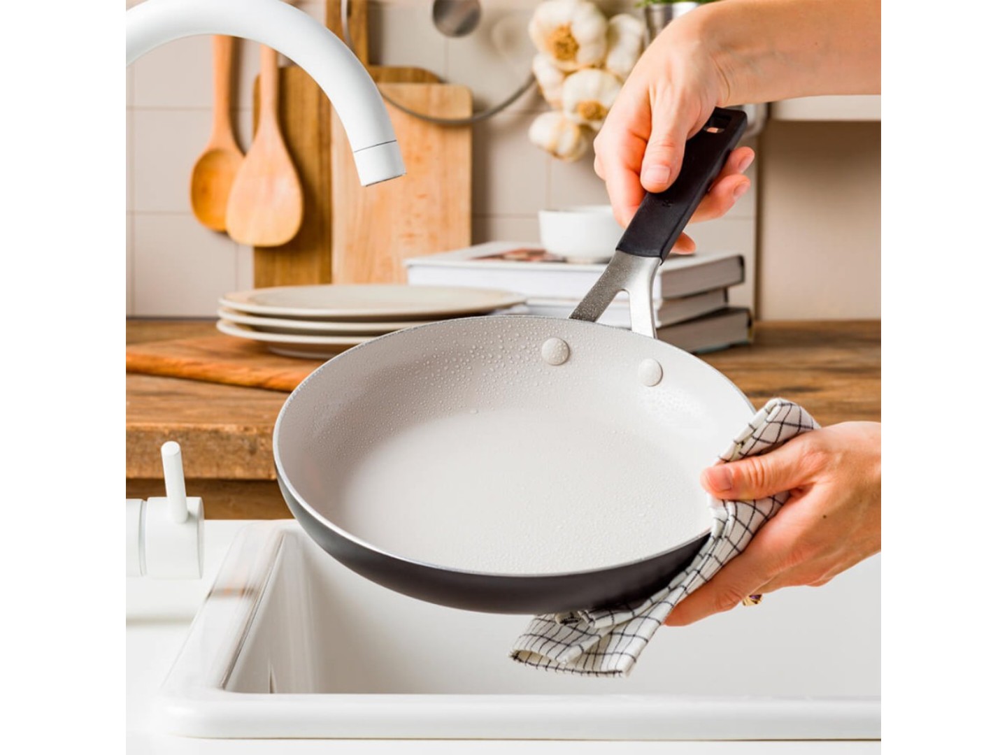 Сковорода універсальна KitchenAid АС, 28 см матовий чорний (CC009720-001) — фото 4