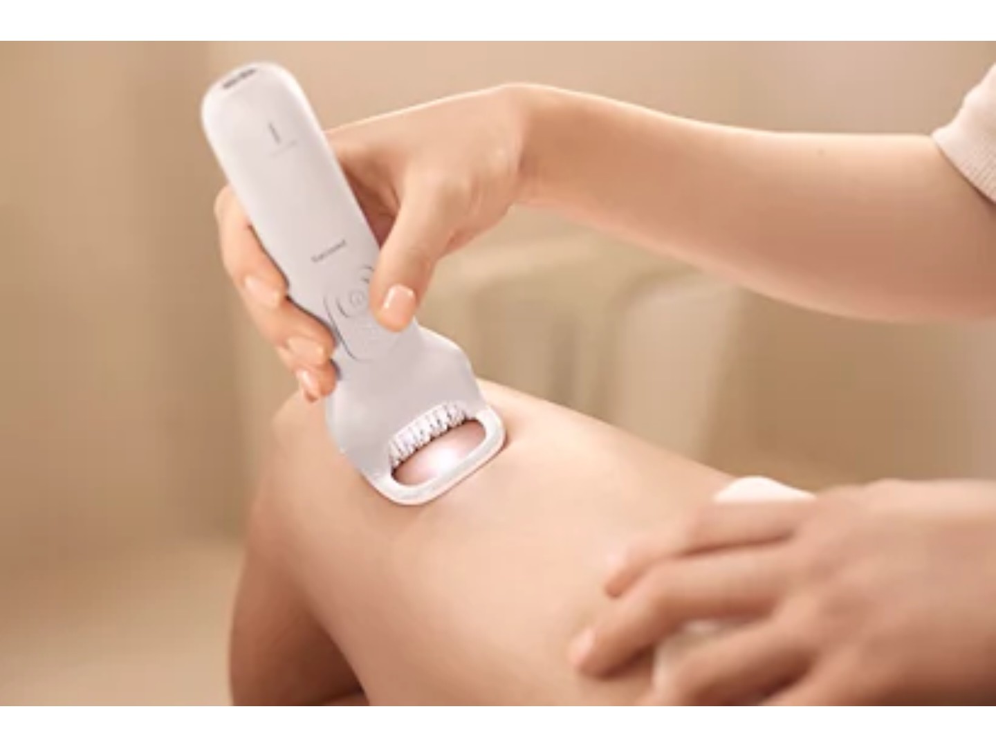 Мультифункціональний прилад для догляду за шкірою Philips з насадкою Skin LED BRE738/00 серії 9900 — фото 2