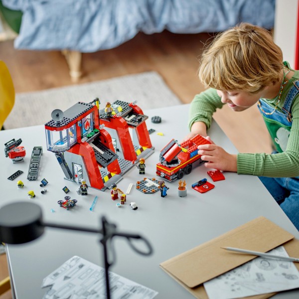 Фото - Конструктор LEGO City Пожарное депо с пожарной машиной (60414)