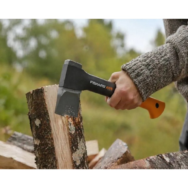 Фото - Набор садовых инструментов Fiskars Лопата садовая штыковая Classic FSC+ Топор плотничный Solid A10 (1014773105108)