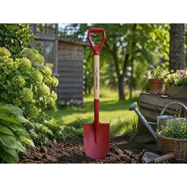 Фото - Набор садовых инструментов Fiskars Лопата садовая штыковая Classic FSC+ Топор плотничный Solid A10 (1014773105108)