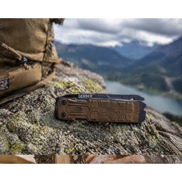 Фото - Набор садовых инструментов Fiskars Топор Solid A10 + Мультитул Gerber Lockdown Slim 16L (1051085105983)