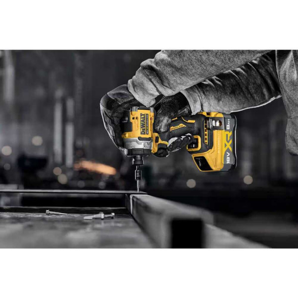 Фото - Шуруповерт DeWALT DCF860NT