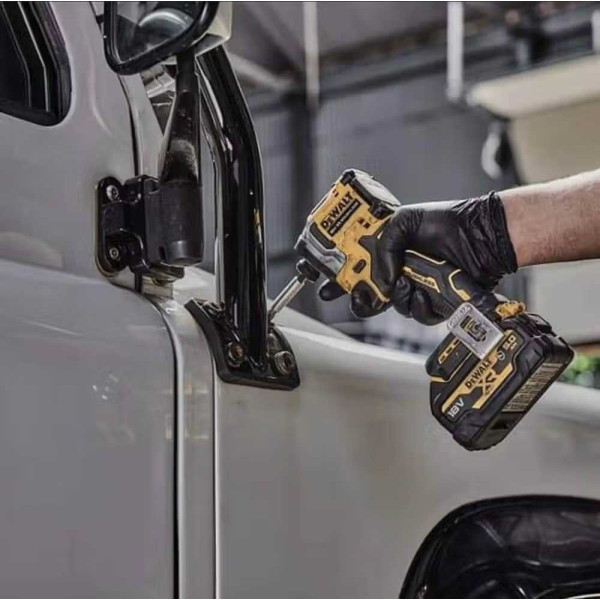 Фото - Шуруповерт DeWALT DCF850N