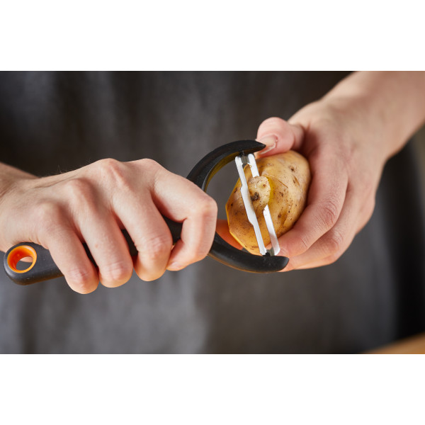 Фото - Овочечистка Fiskars Functional Form 1016122