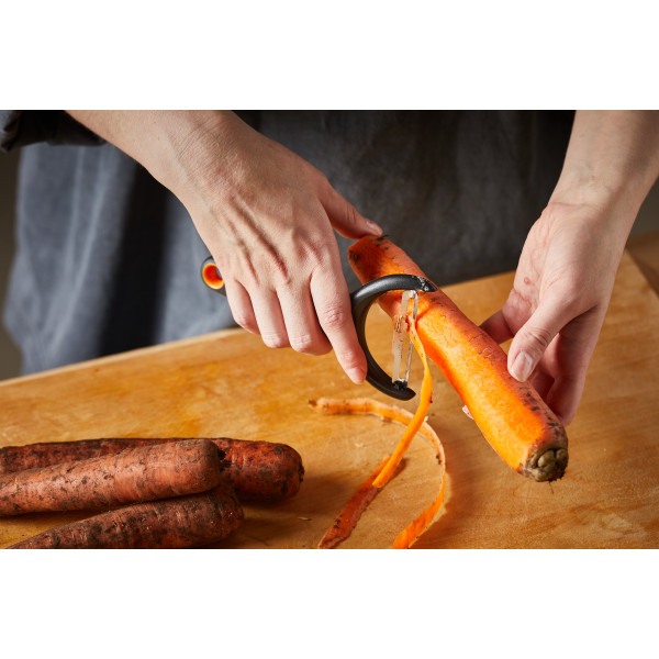Фото - Овочечистка Fiskars Functional Form 1016122