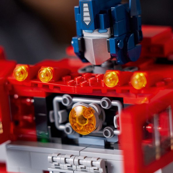Фото - Конструктор LEGO Icons Оптимус Прайм (10302)
