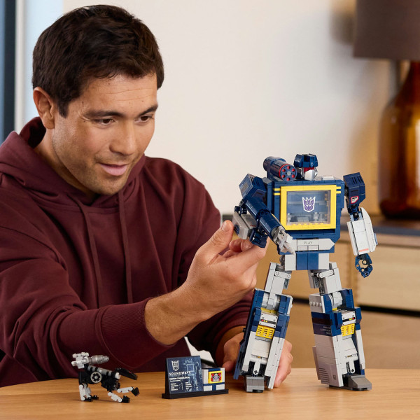 Фото - Конструктор LEGO Icons Transformers: Саундвейв (10358)