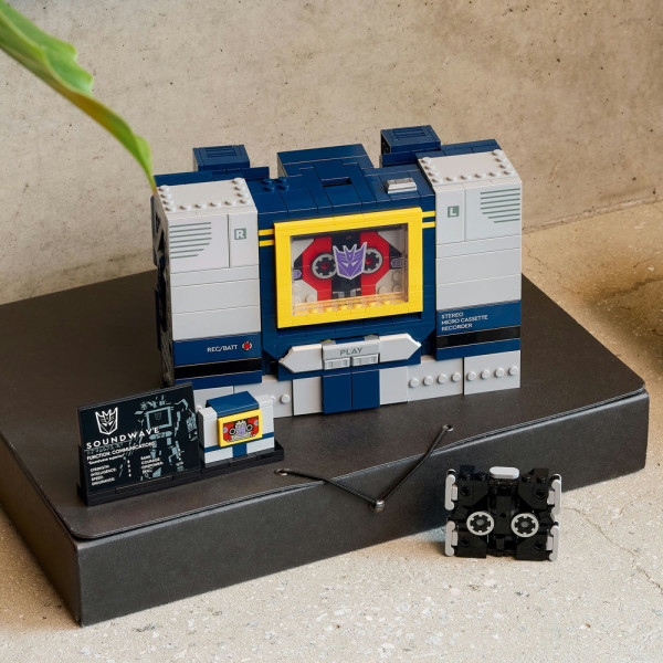 Фото - Конструктор LEGO Icons Transformers: Саундвейв (10358)