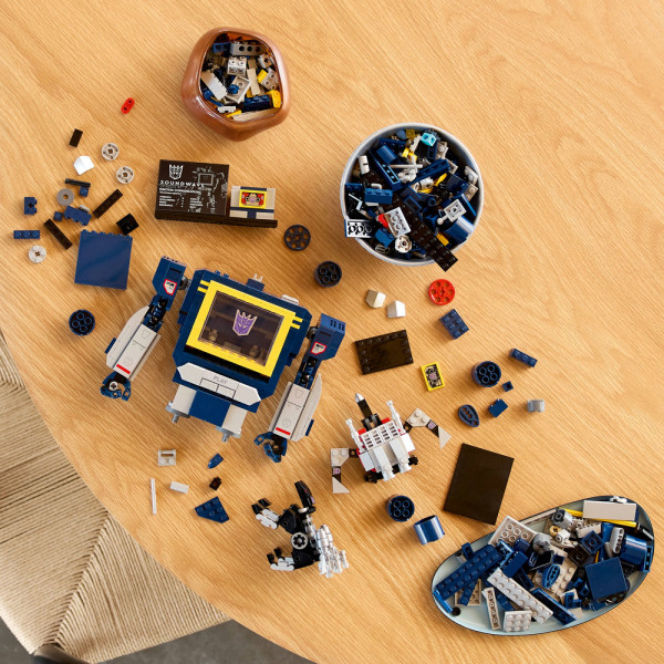 Фото - Конструктор LEGO Icons Transformers: Саундвейв (10358)