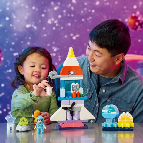 Фото - Конструктор LEGO DUPLO Town Приключения на космическом шаттле 3-в-1 (10422)