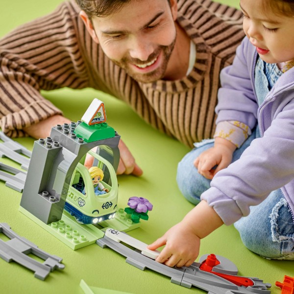 Фото - Конструктор LEGO DUPLO Town Додатковий набір. Залізничний тунель і колії (10425)