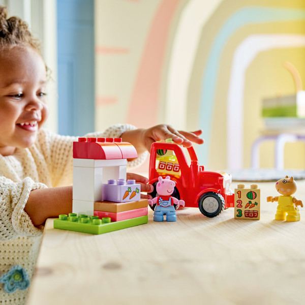 Фото - Конструктор LEGO DUPLO Peppa Pig Трактор и рынок (10468)