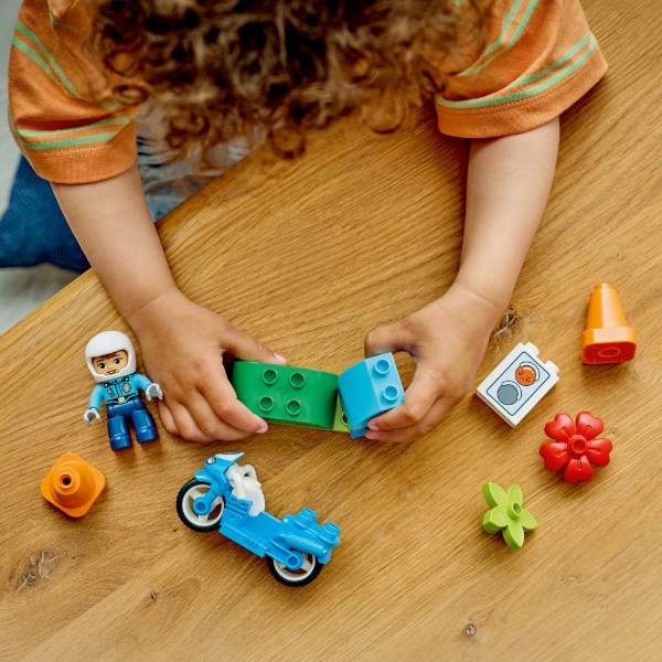 Фото - Конструктор LEGO  DUPLO Town Синій поліцейський мотоцикл (10471)