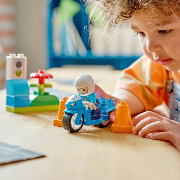 Фото - Конструктор LEGO  DUPLO Town Синій поліцейський мотоцикл (10471)
