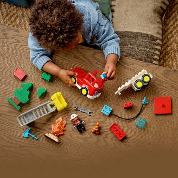 Фото - Конструктор LEGO DUPLO Town Пожарная машина со шлангом и пожарным (10473)