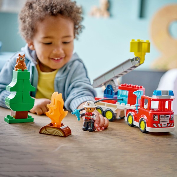 Фото - Конструктор LEGO DUPLO Town Пожарная машина со шлангом и пожарным (10473)
