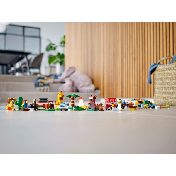 Фото - Конструктор LEGO Classic Навколо світу (11015)