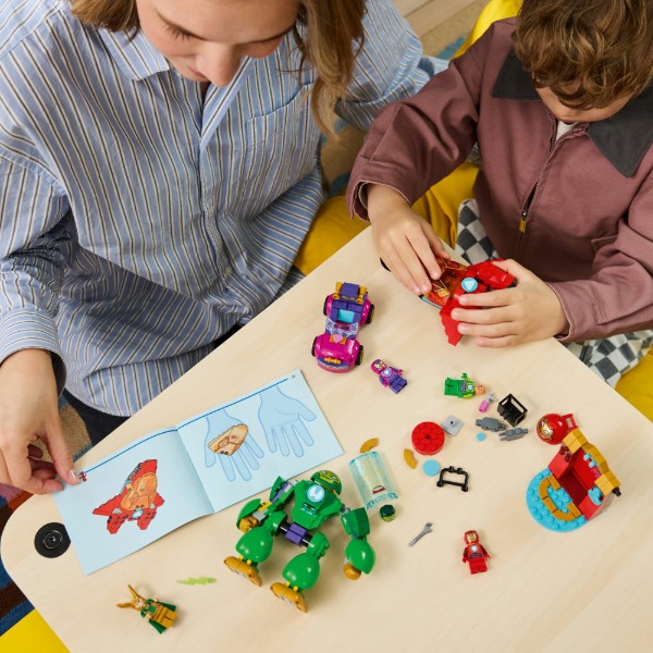 Фото - Конструктор LEGO Disney Junior Marvel Локи против команды Железного человека (11211)