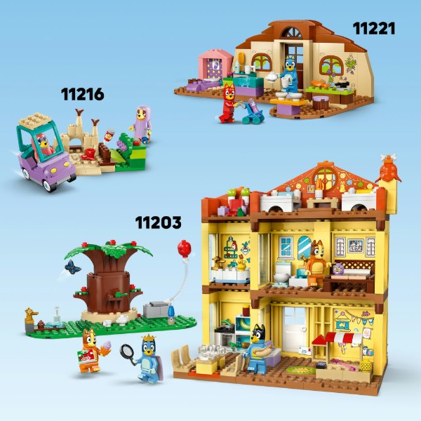 Фото - Конструктор LEGO  Bluey Сім'я Блуї з кубиків (11217)