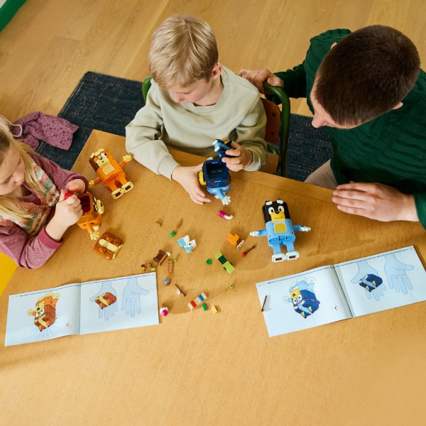 Фото - Конструктор LEGO  Bluey Сім'я Блуї з кубиків (11217)