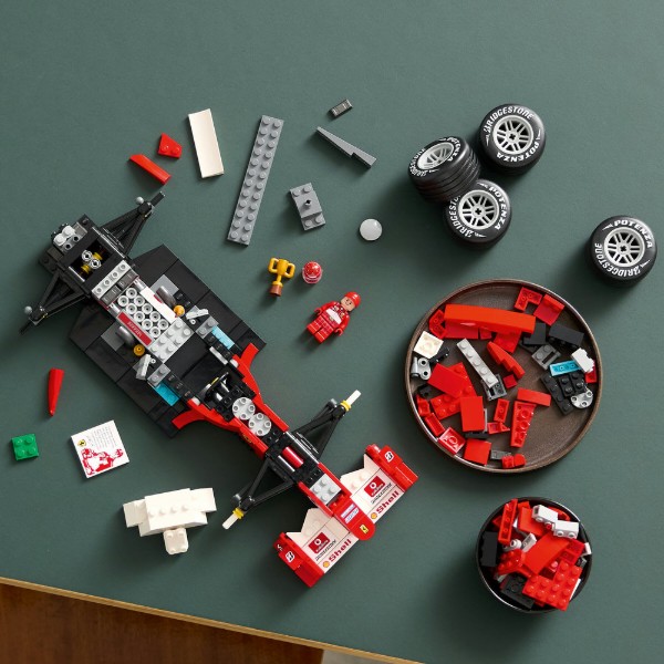 Фото - Конструктор LEGO Icons Ferrari F2004 та Michael Schumacher (11375)