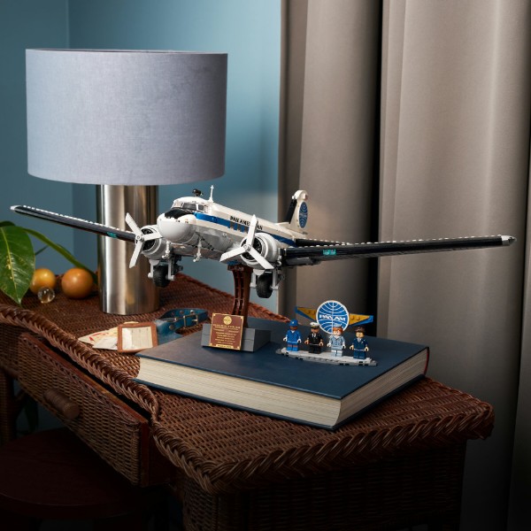 Фото - Конструктор LEGO Icons Пассажирский самолет Douglas™ DC-3™ PAN AM® (11378)