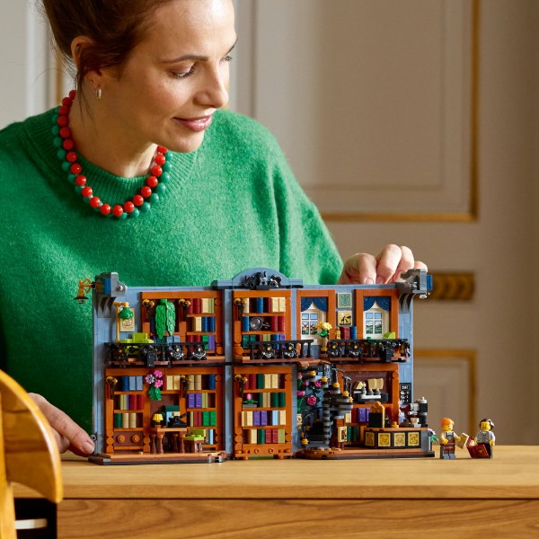 Фото - Конструктор LEGO Icons Книжный магазин: Книжный уголок (11379)