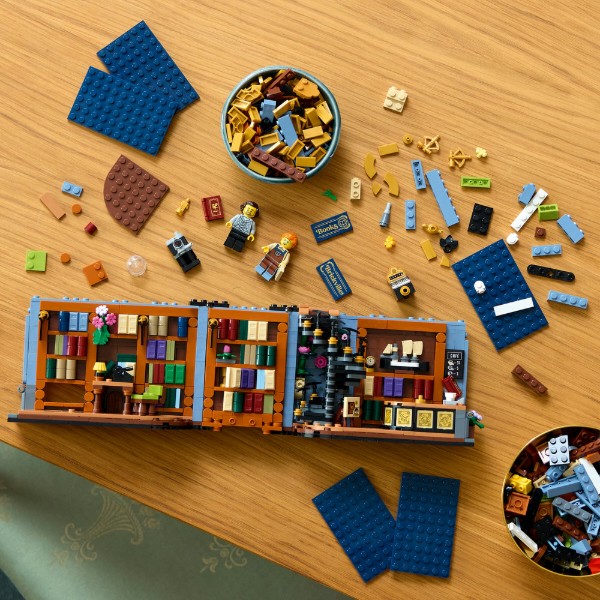 Фото - Конструктор LEGO Icons Книжный магазин: Книжный уголок (11379)