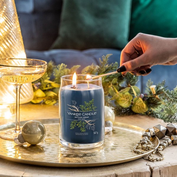 Фото - Свічка скло Yankee Candle Large Bayside Cedar 567 г (1629980E)