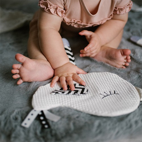 Фото - Брязкальце BabyOno Обіймашка з шурхотінням Маленька пташка (1536)